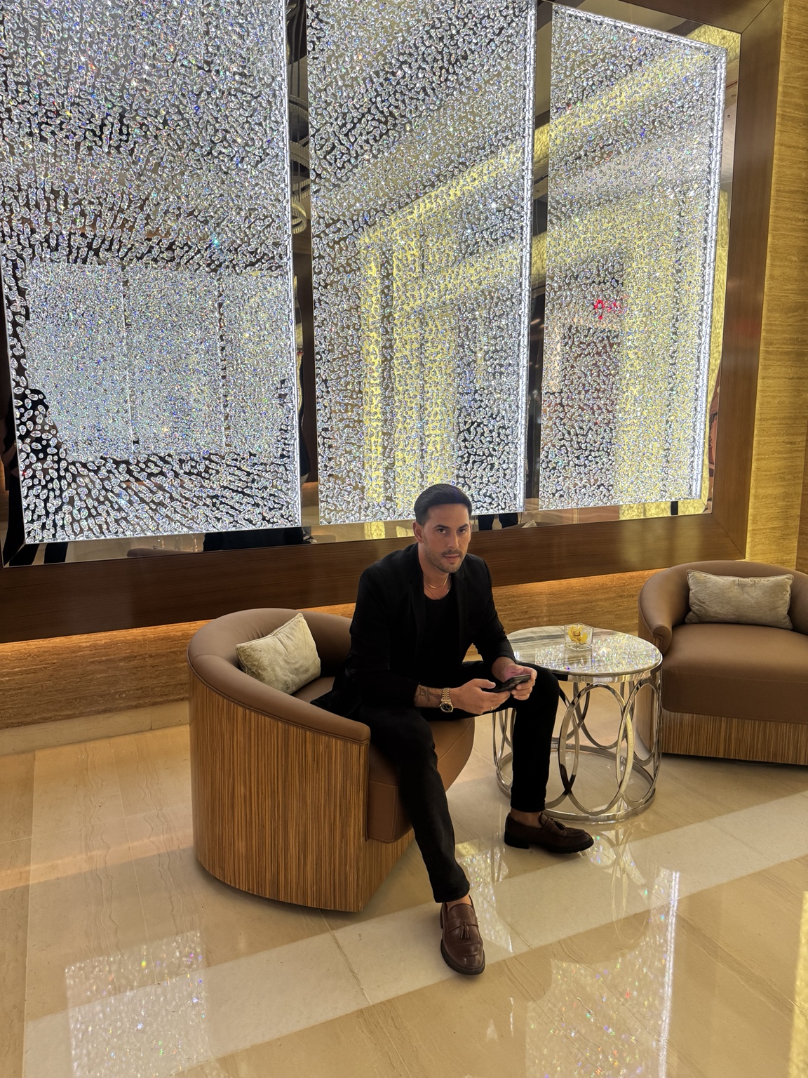 Ramón Saco sentado en un lounge de Dubái